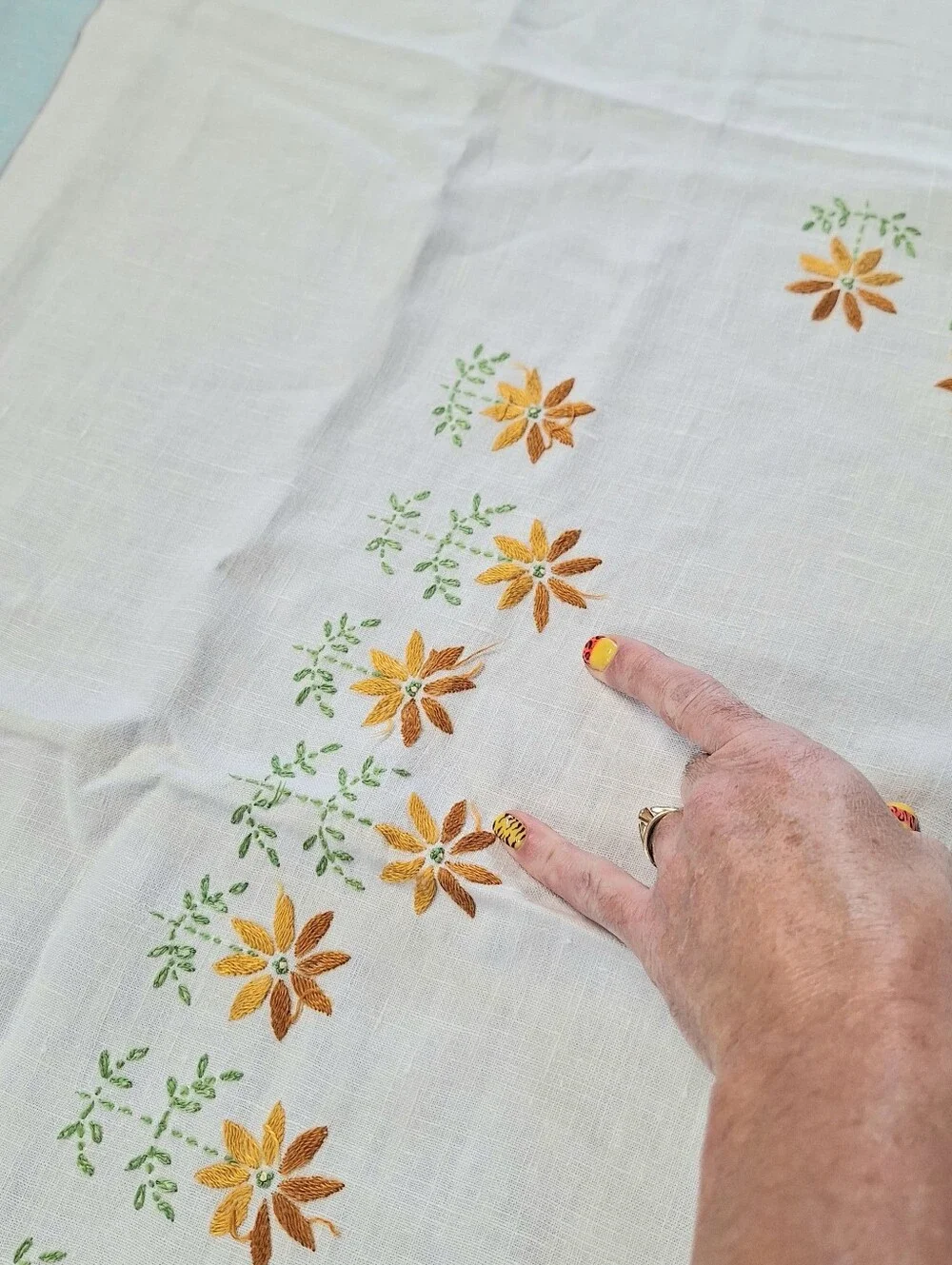 Vintage 30s-40s Embroidered Linen Daisy Tablecloth & Napkin Set
